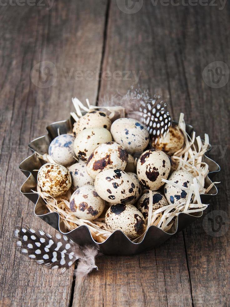 oeufs de caille dans un bol en métal photo