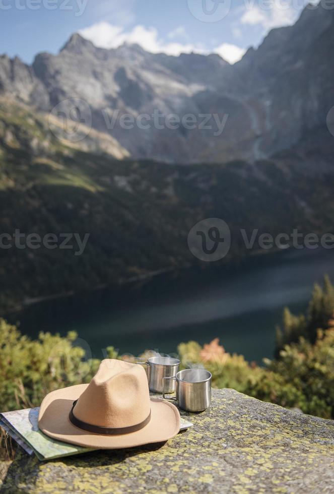 thé chaud dans une tasse et un chapeau en métal photo