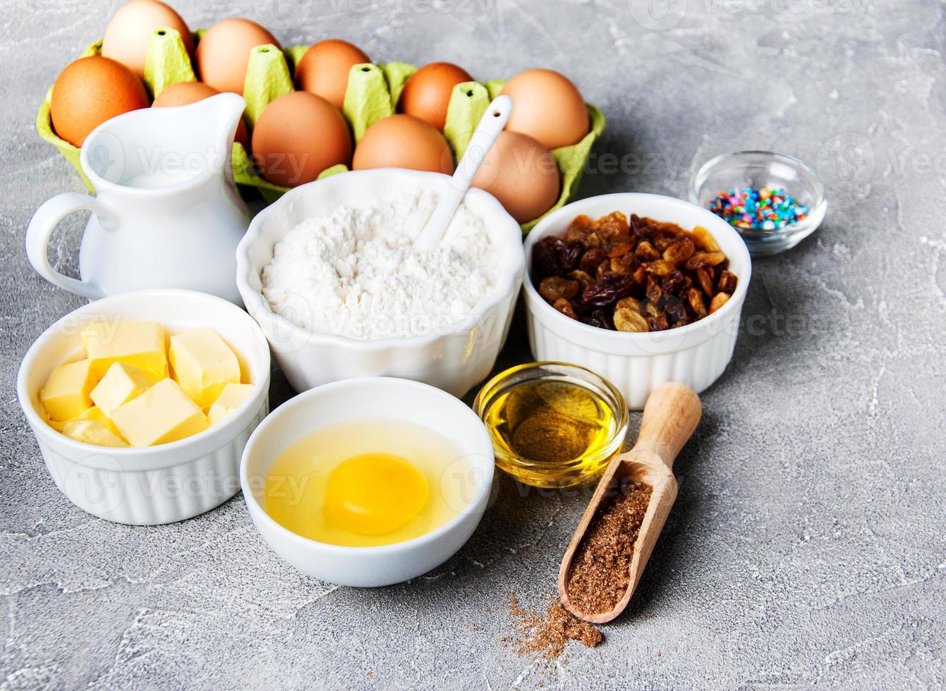 table de cuisine avec des ingrédients de cuisson photo