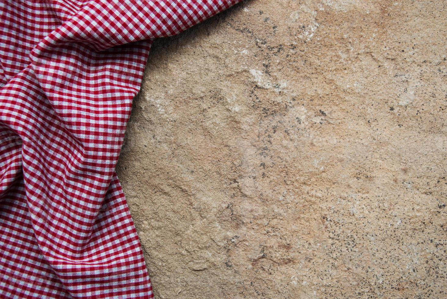 serviette à carreaux sur un fond de pierre photo