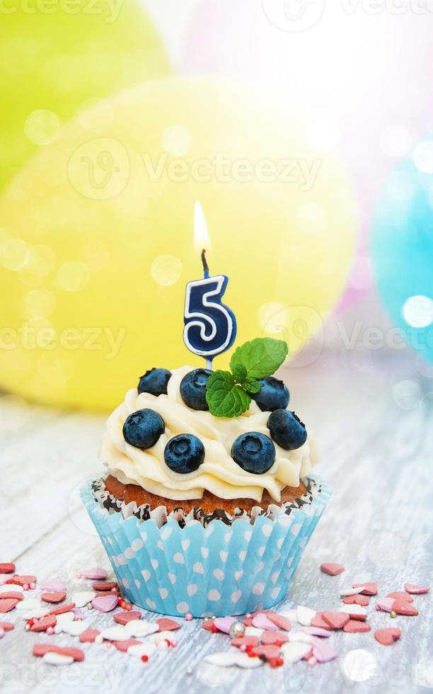 cupcake avec une bougie chiffre cinq photo