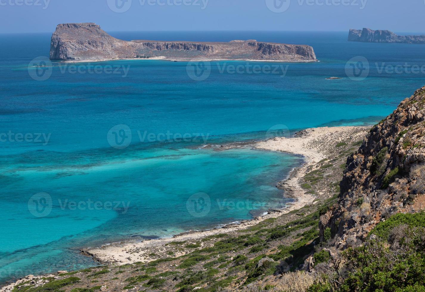 île d'imeri gramvousa et agria gramvousa à l'arrière. vue de balos, crète, grèce. photo