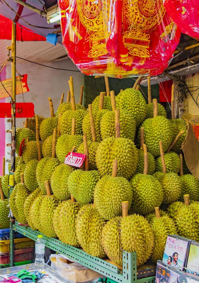 bangkok thaïlande 22 mai 2018 vente du durian aux fruits puants dans le quartier chinois de bangkok en thaïlande. photo