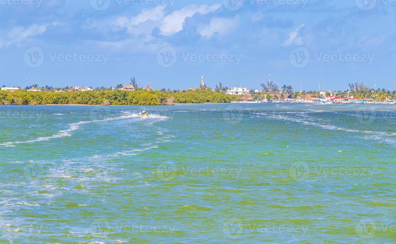 vue panoramique sur le paysage sur la belle île de holbox eau turquoise au mexique. photo