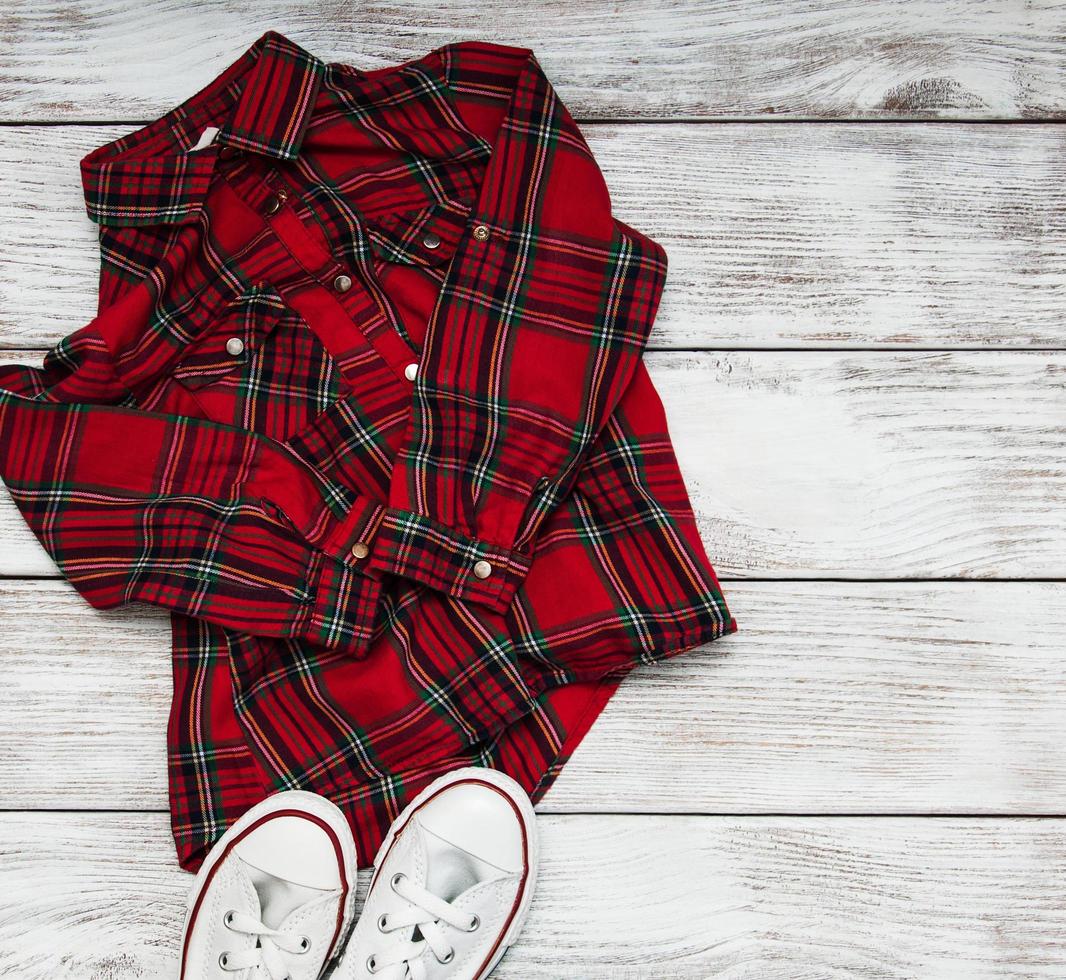 chemise à carreaux avec des baskets blanches photo