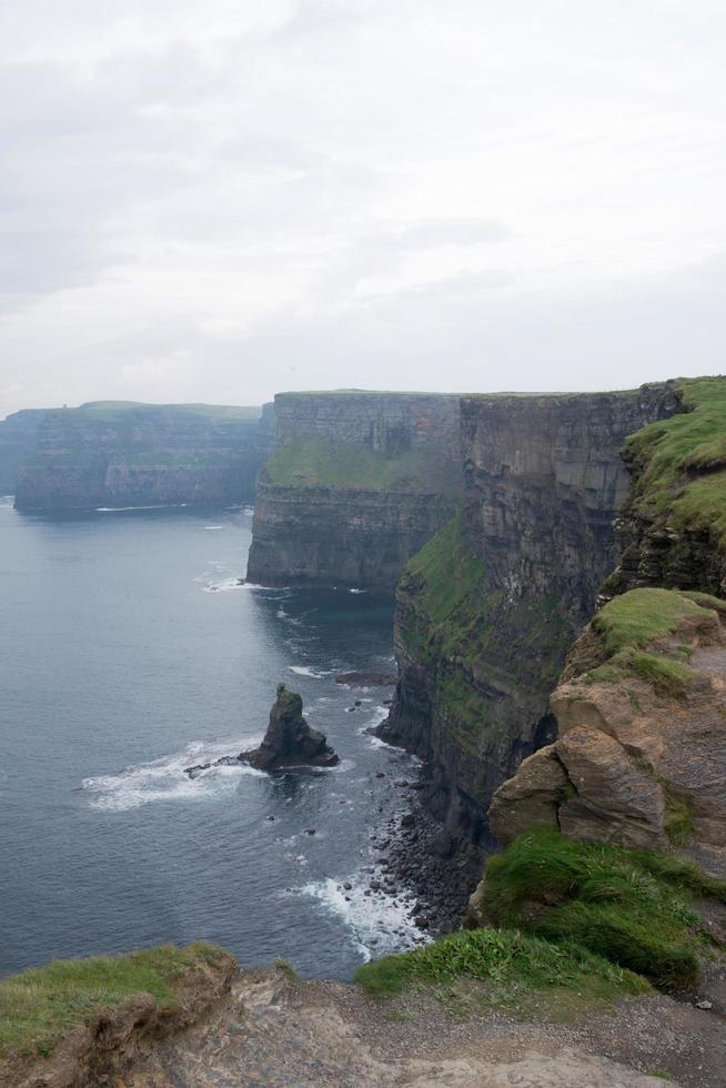 beau littoral un jour de pluie. falaises de moher et océan atlantique, irlande photo