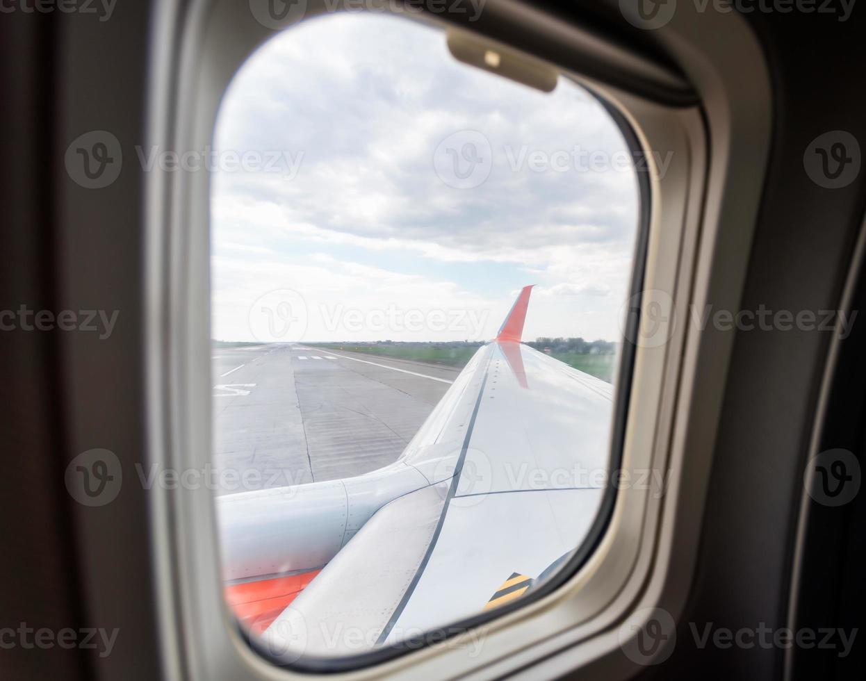 vue depuis la fenêtre de l'avion de l'aéroport pendant le décollage photo