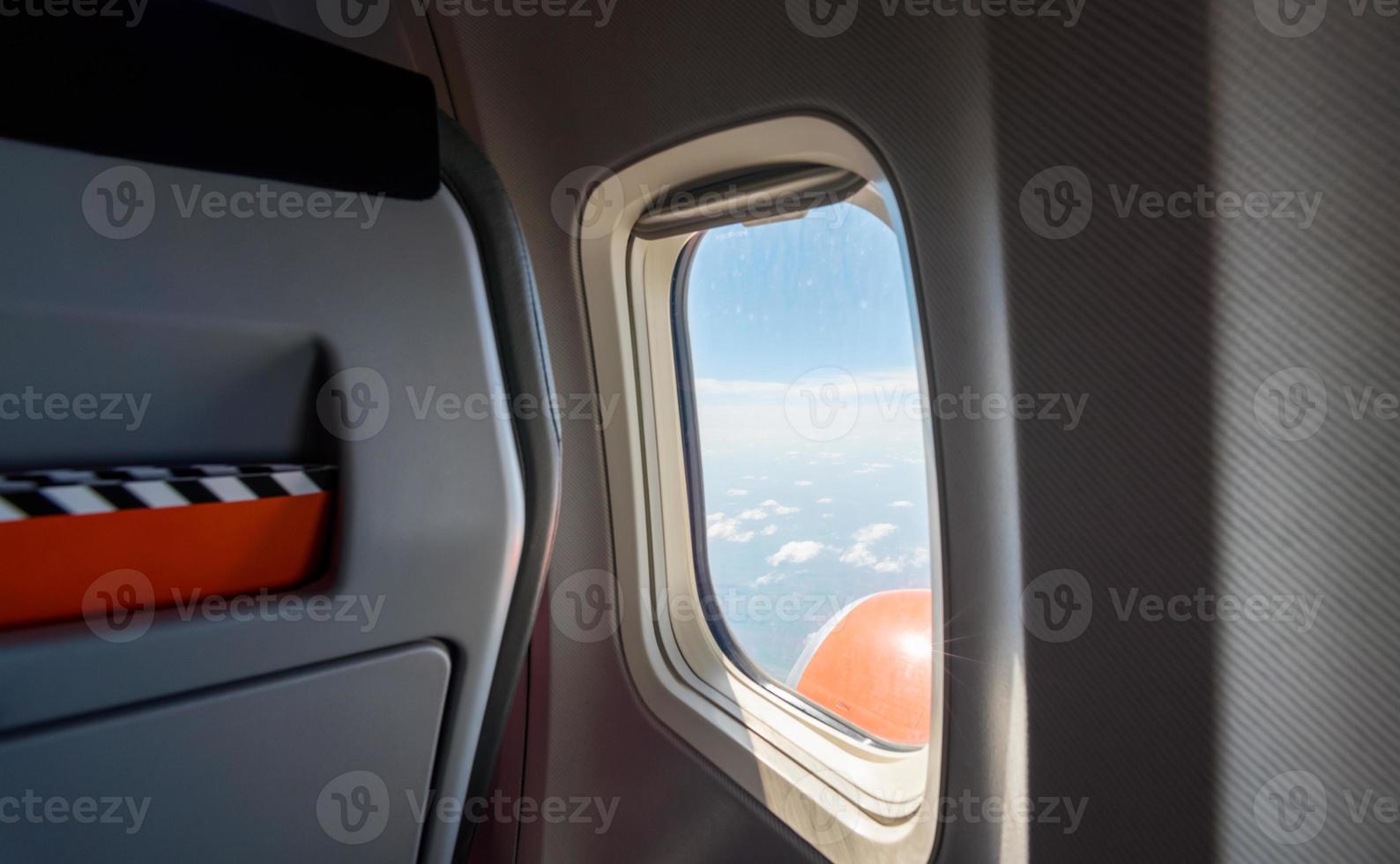 vue depuis la fenêtre de l'avion sur le ciel bleu et les nuages blancs photo