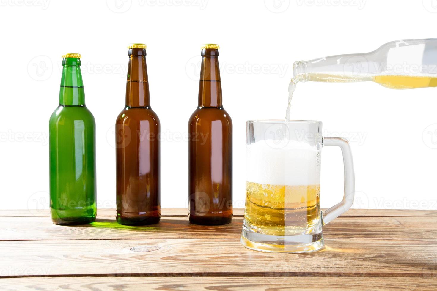 verre et bouteille de bière sans logos sur table en bois espace de copie isolé, maquette de bouteille. studio de bouteille de bière tourné avec bouchon isolé. photo