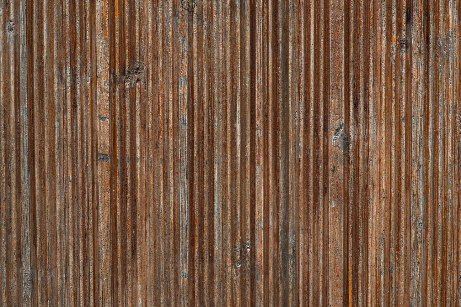 texture vintage de barres verticales en bois, renversées ensemble. vieille porte à vis. la toile est en matériau naturel. revêtement décoratif en lattes de bois minces photo