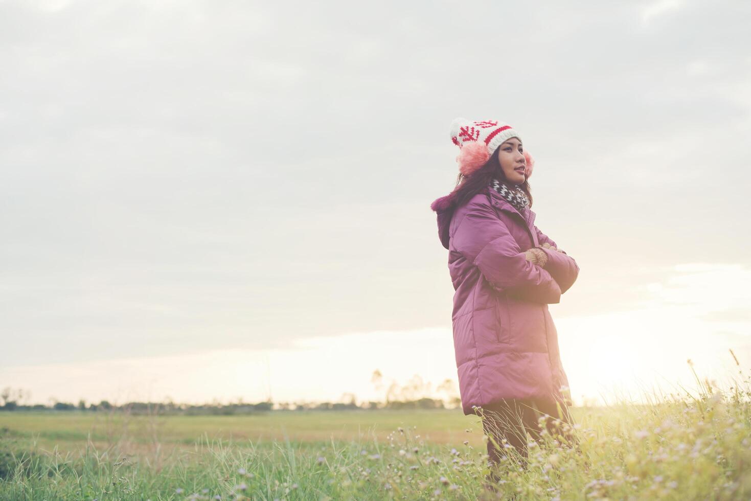 la jeune femme est heureuse avec les fleurs pendant que le coucher du soleil et l'hiver arrivent. profiter des vacances. photo