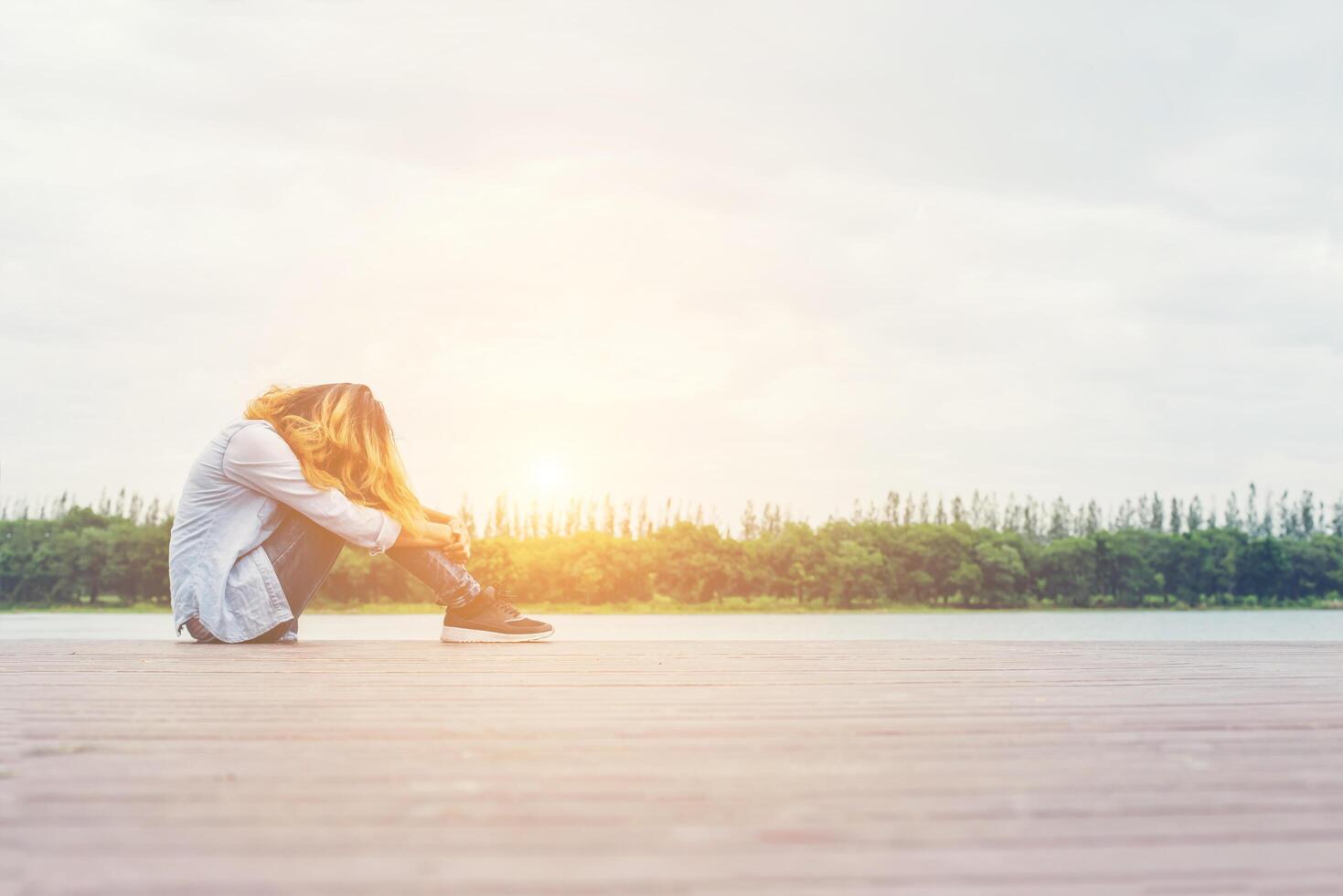 portrait d'une adolescente triste au bord du lac. photo