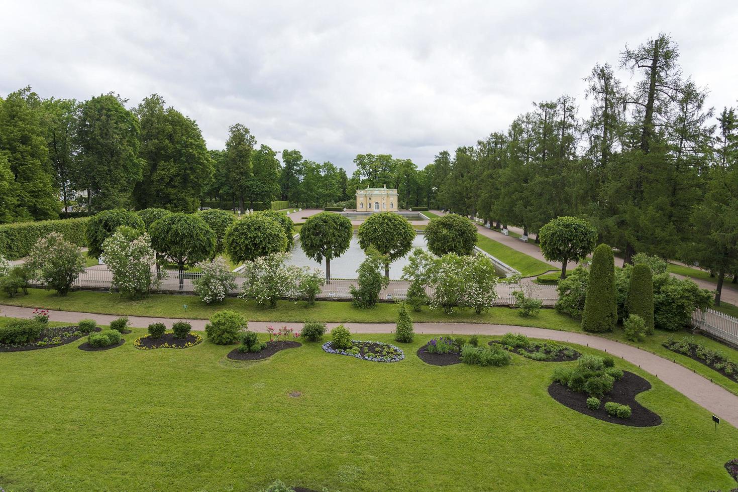 parc d'été avec allées et bancs près des sentiers pédestres. photo