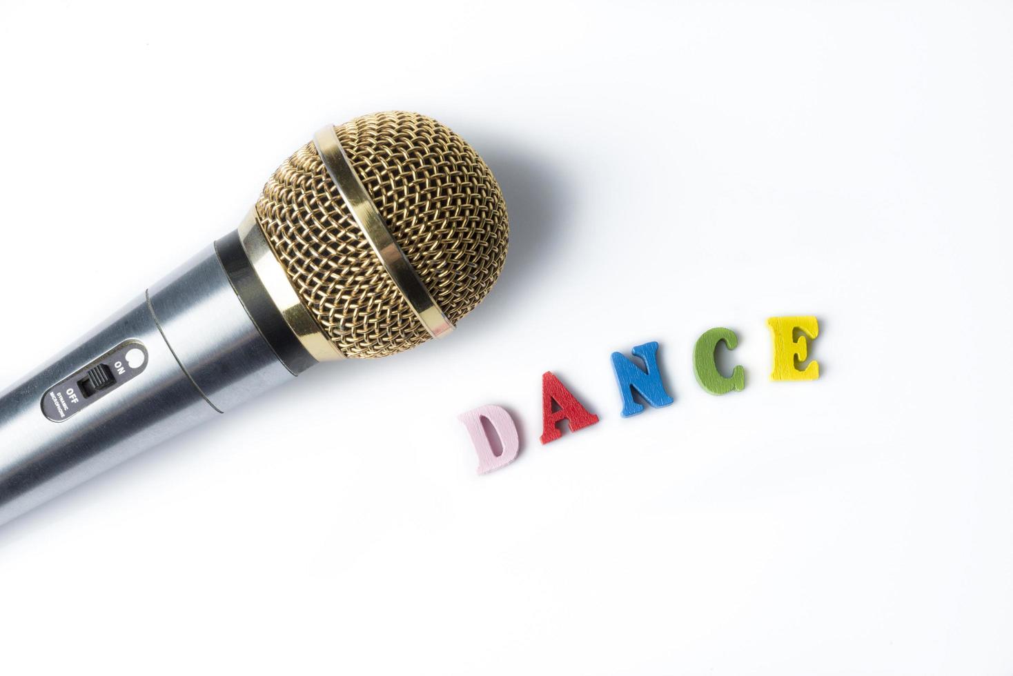 microphone sur fond blanc avec le mot danse. photo