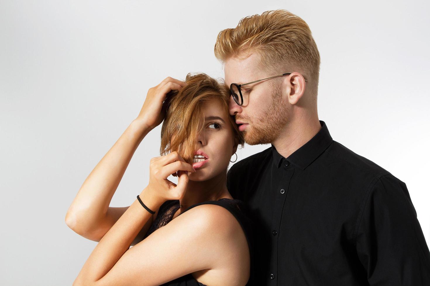 gros plan couple en vêtements noirs isolé sur blanc. portrait de couple élégant photo