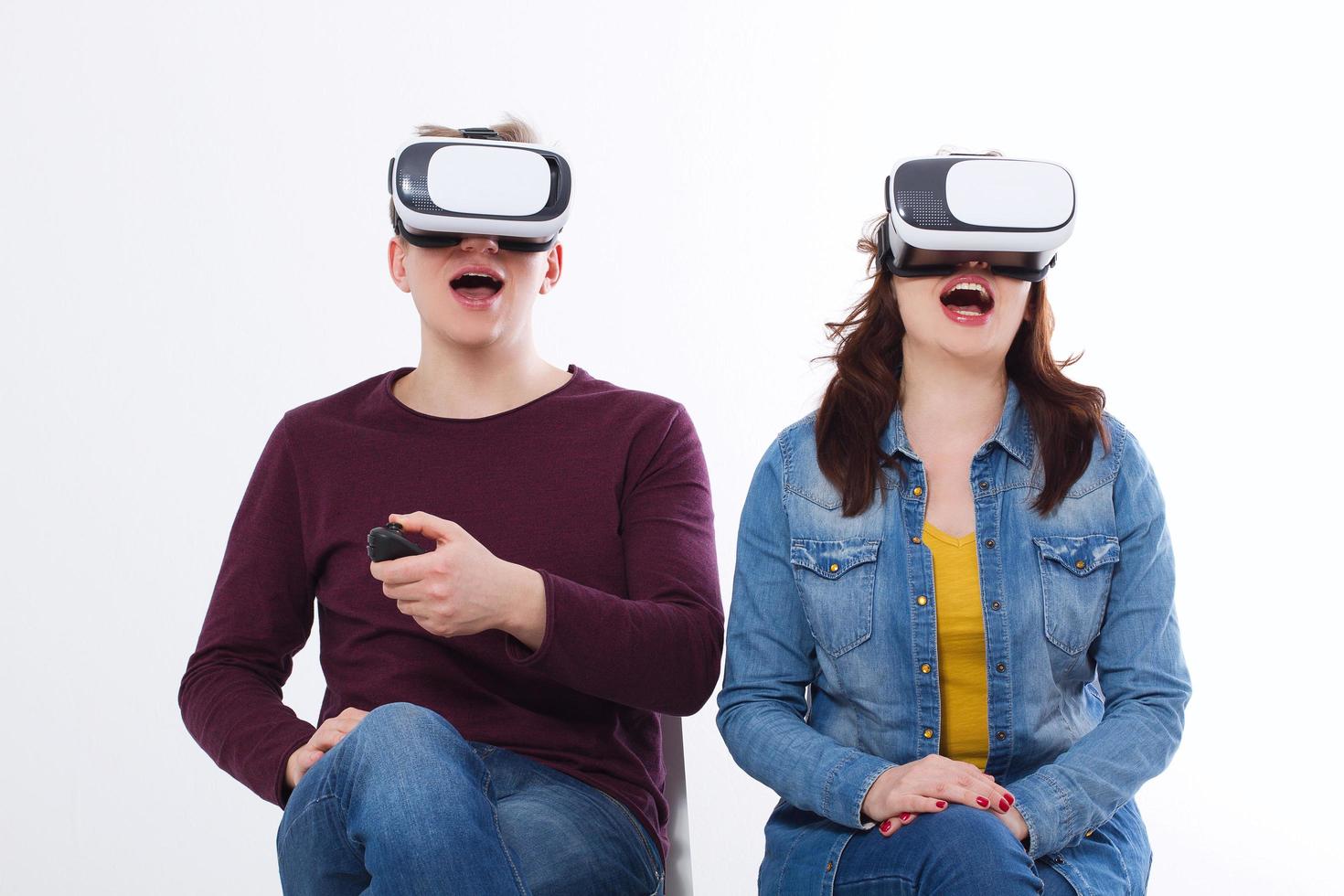 jeune homme et femme en vêtements décontractés dans des lunettes virtuelles, vr isolé sur fond blanc. concept de technologie et d'innovation. copiez l'espace et faites une maquette. modèle photo