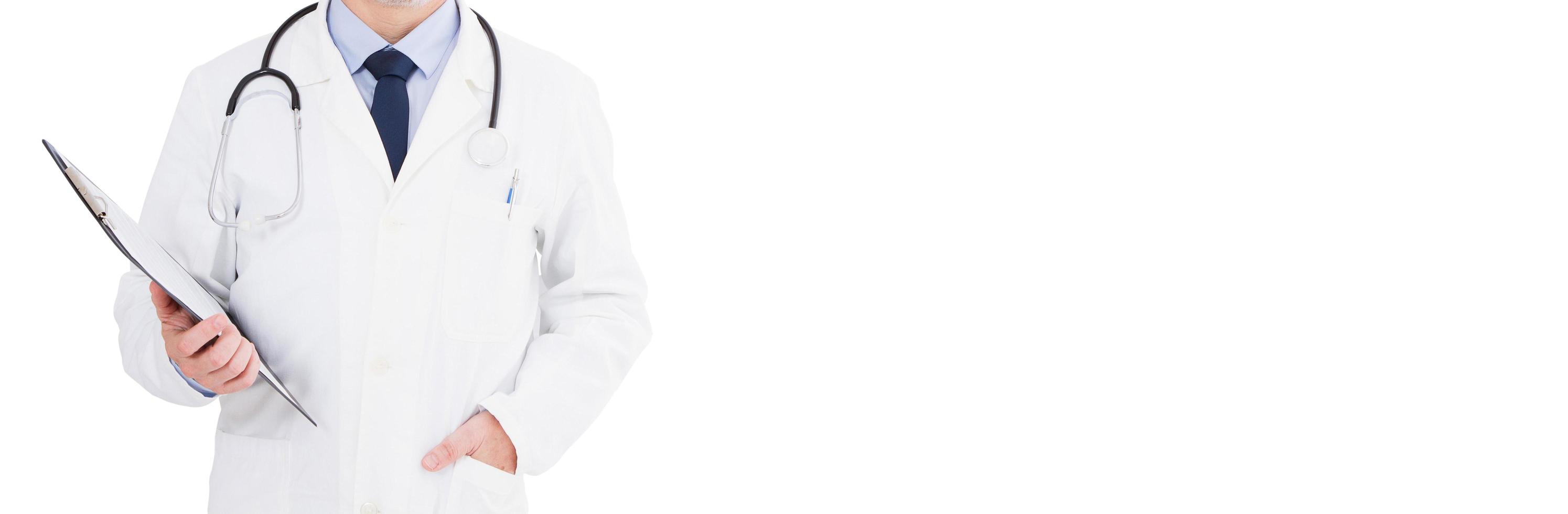 portrait recadré médecin de sexe masculin isolé sur fond blanc, espace de copie photo