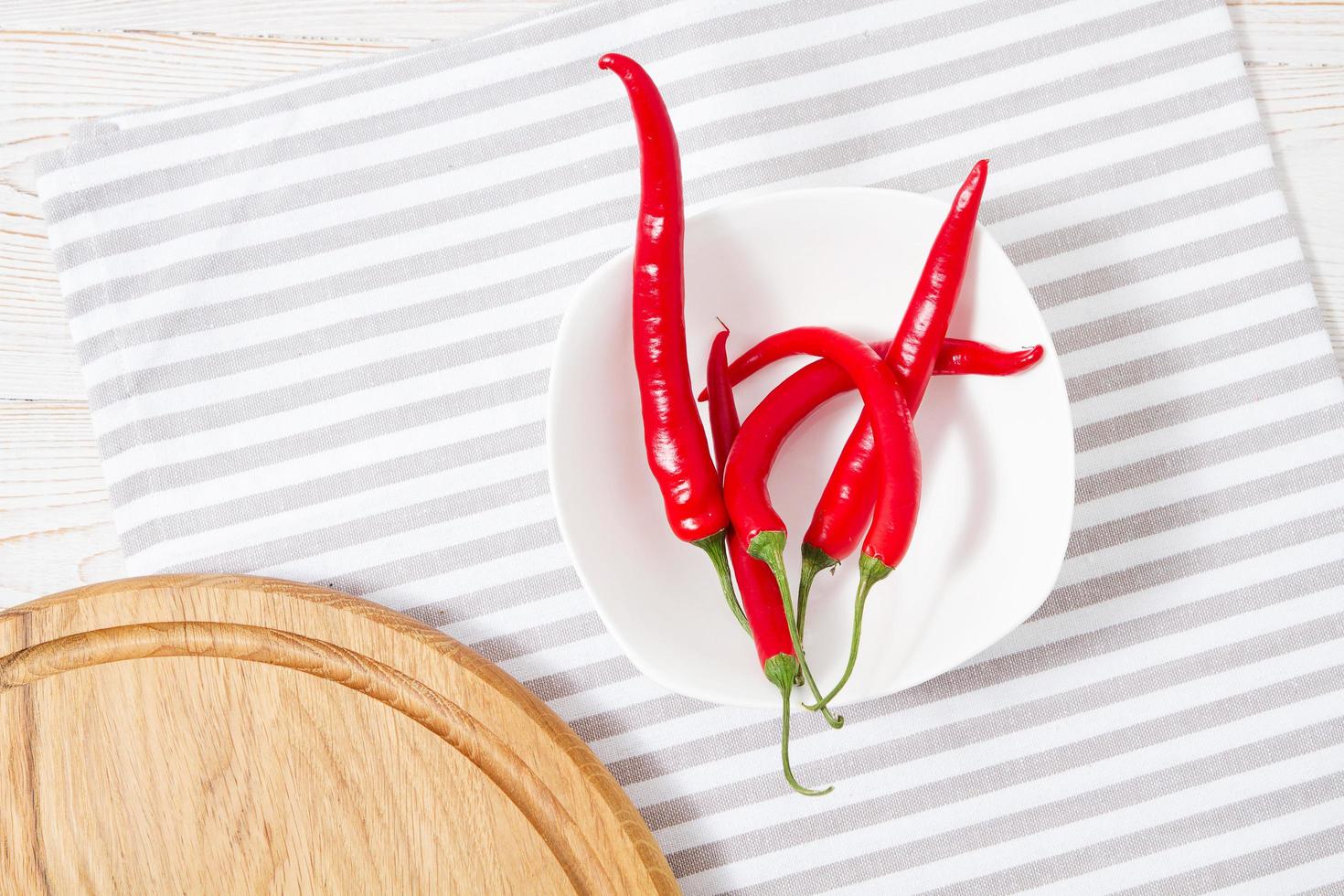 piment rouge chaud sur nappe rayée, bureau de pizza sur table, espace de copie photo