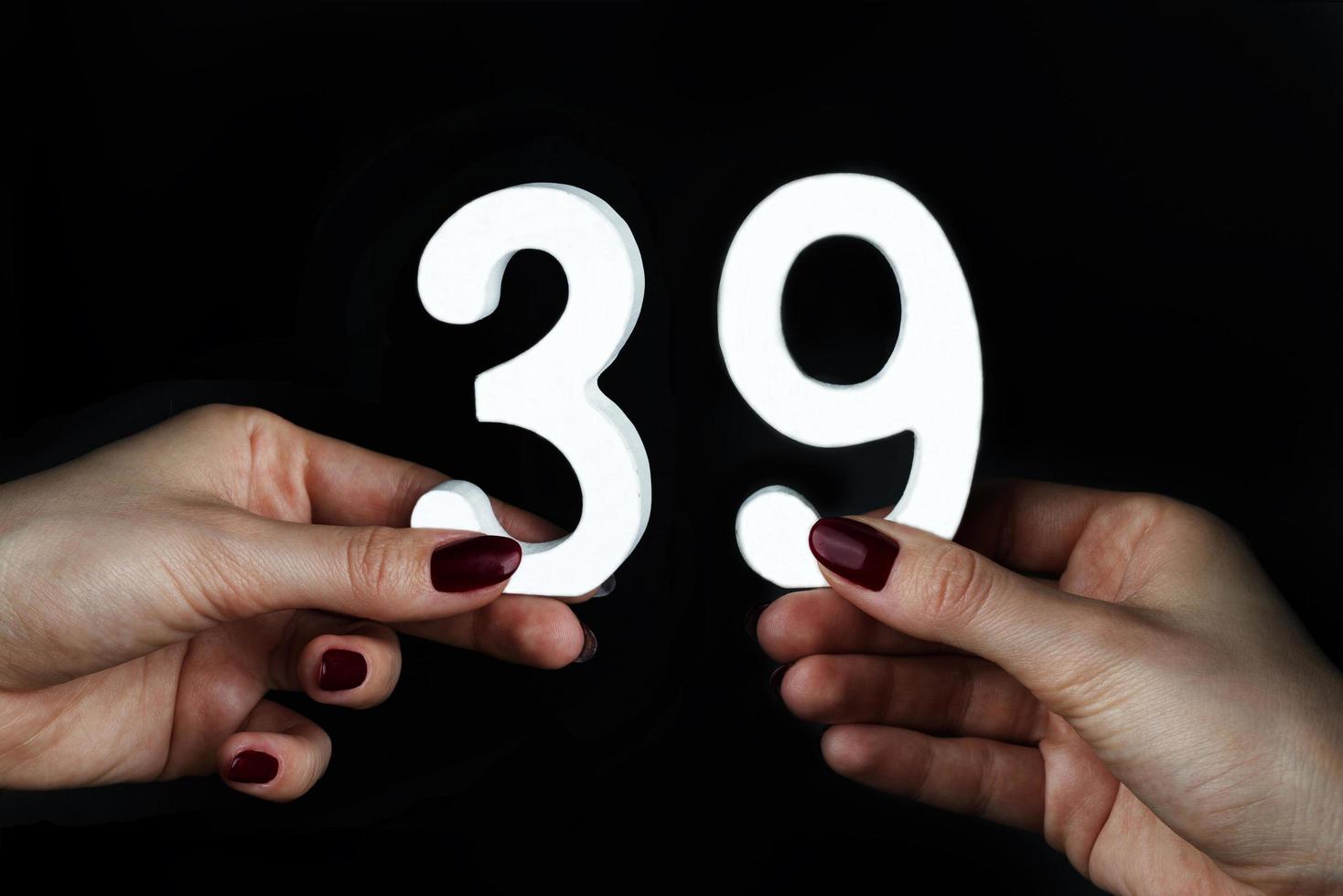 sur les paumes féminines figure trente-neuf. photo