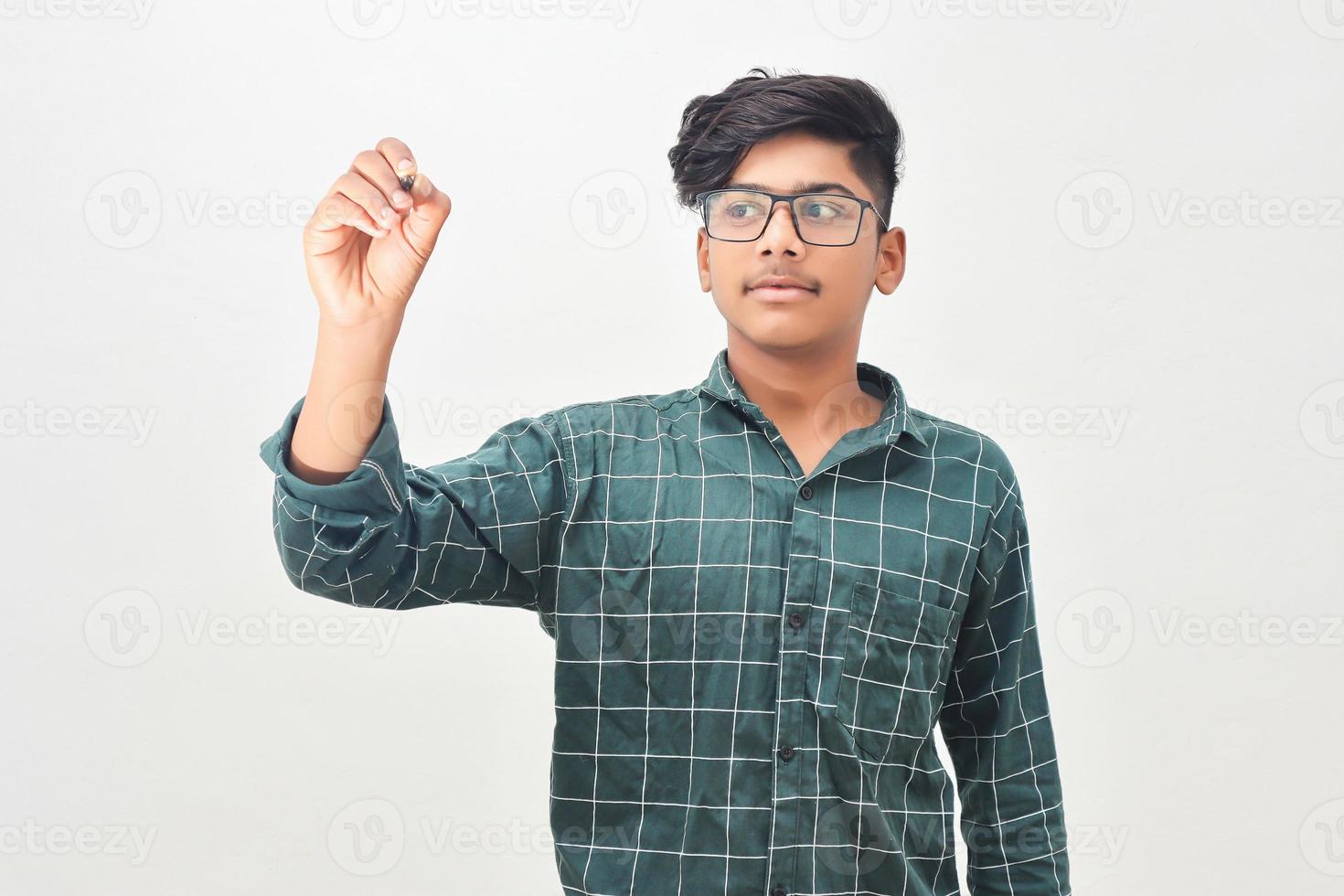 jeune homme indien portant des lunettes et écrivant photo