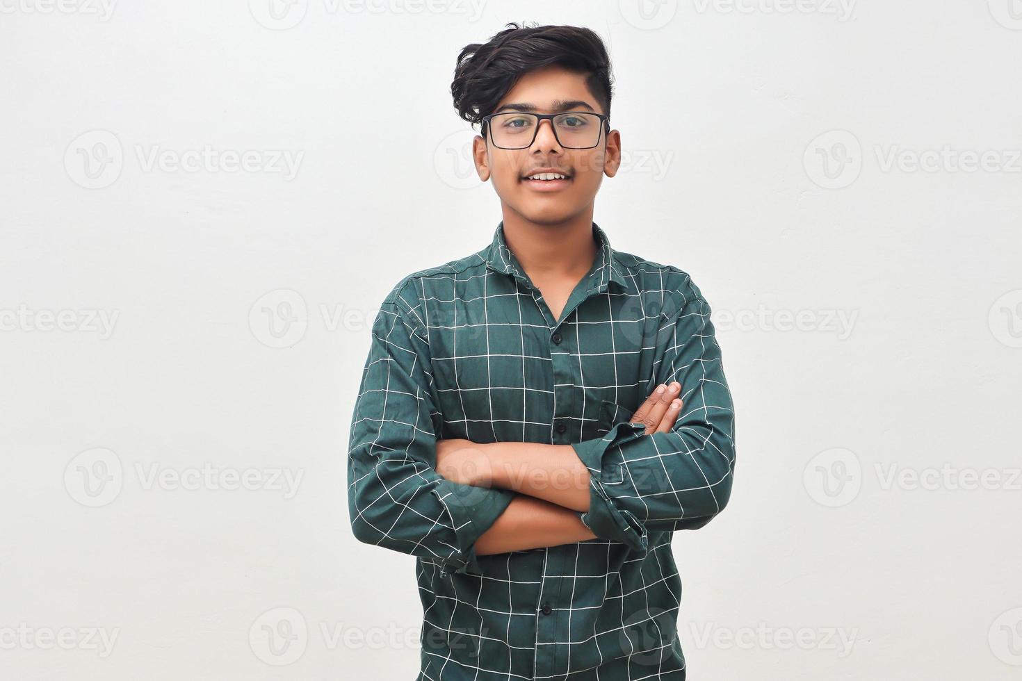 jeune homme indien avec les bras croisés. photo