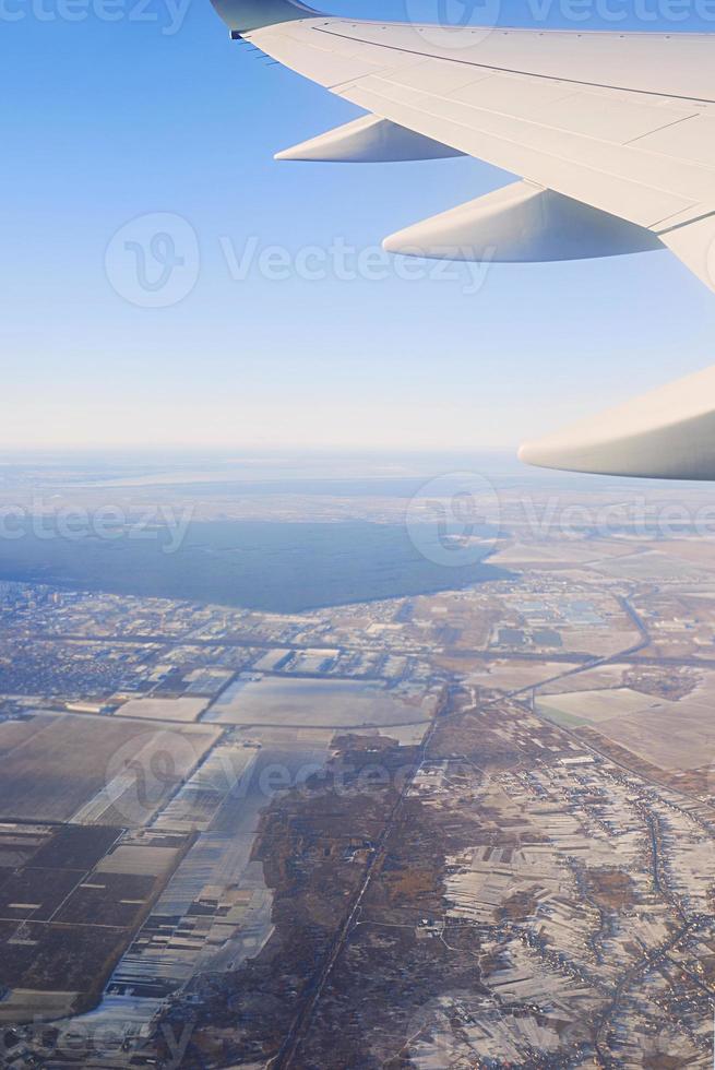 vue sur l'aile d'avion dans le ciel et la mer. concept de voyage et de transport photo