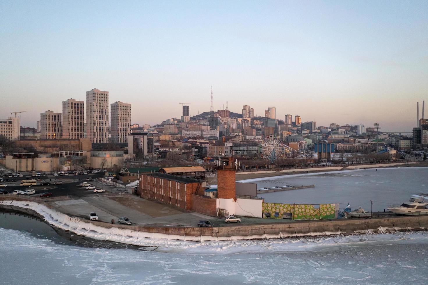 vladivostok, russie - 7 janvier 2022-vue aérienne du paysage urbain avec vue sur le remblai près de la baie de l'amour. photo