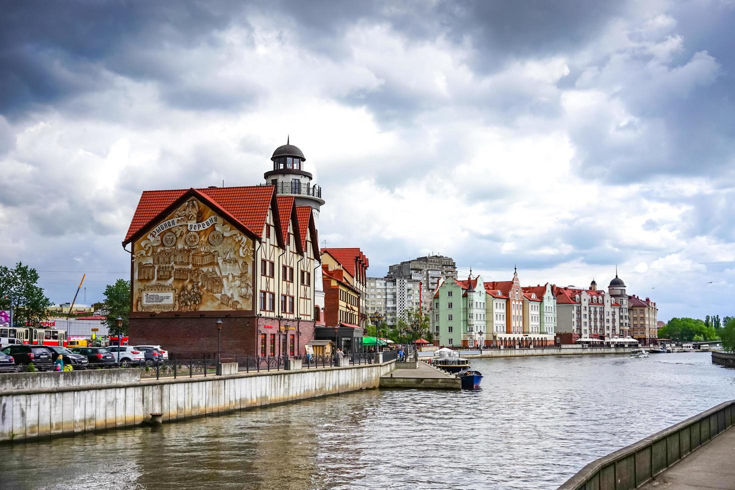 kaliningrad, russie-18 mai 2016 - paysage avec un point de repère architectural de la ville près de la rivière pregolya au printemps par temps nuageux. photo