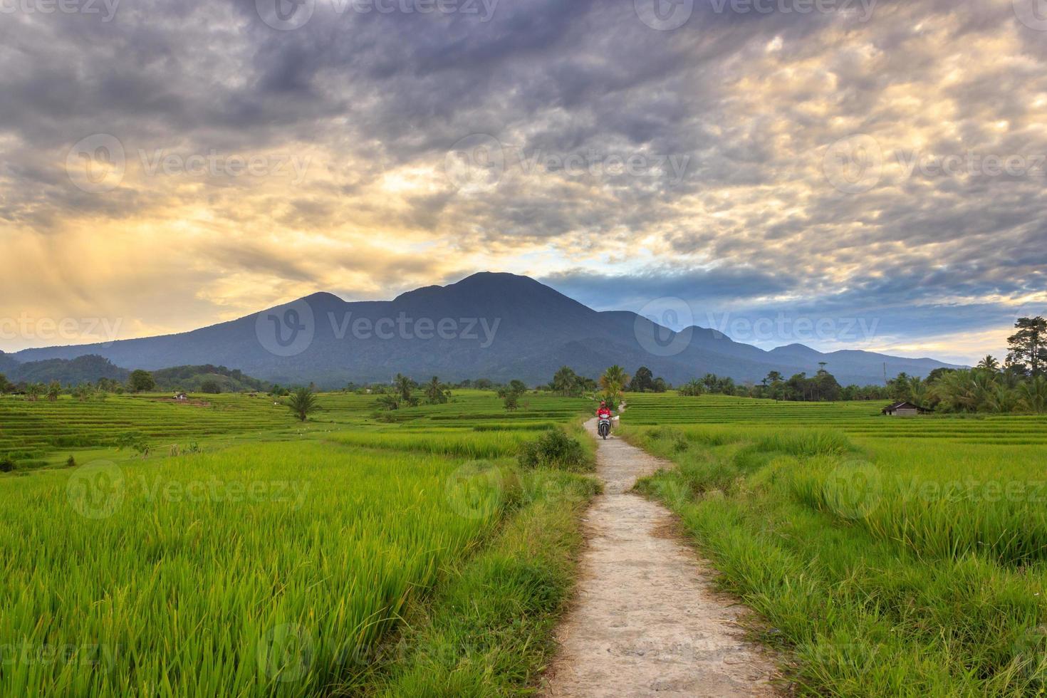 beau paysage de village par une belle matinée avec un ciel dégagé photo