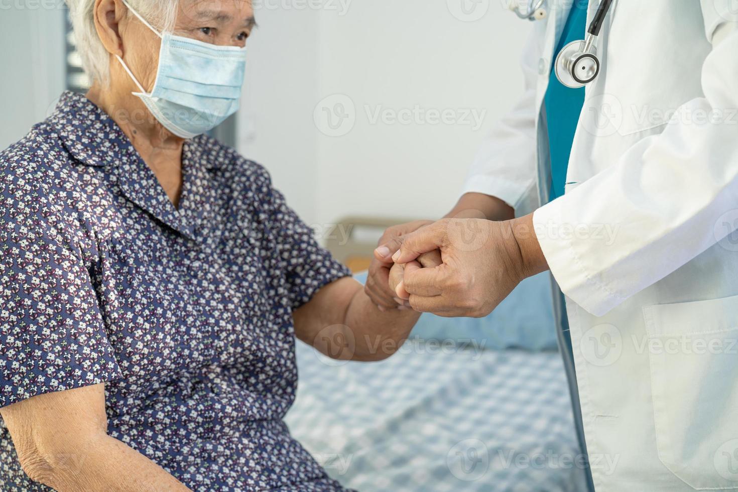 tenant par la main une vieille dame asiatique ou âgée patiente avec amour, soins, encouragement et empathie dans la salle d'hôpital de soins infirmiers, concept médical solide et sain photo