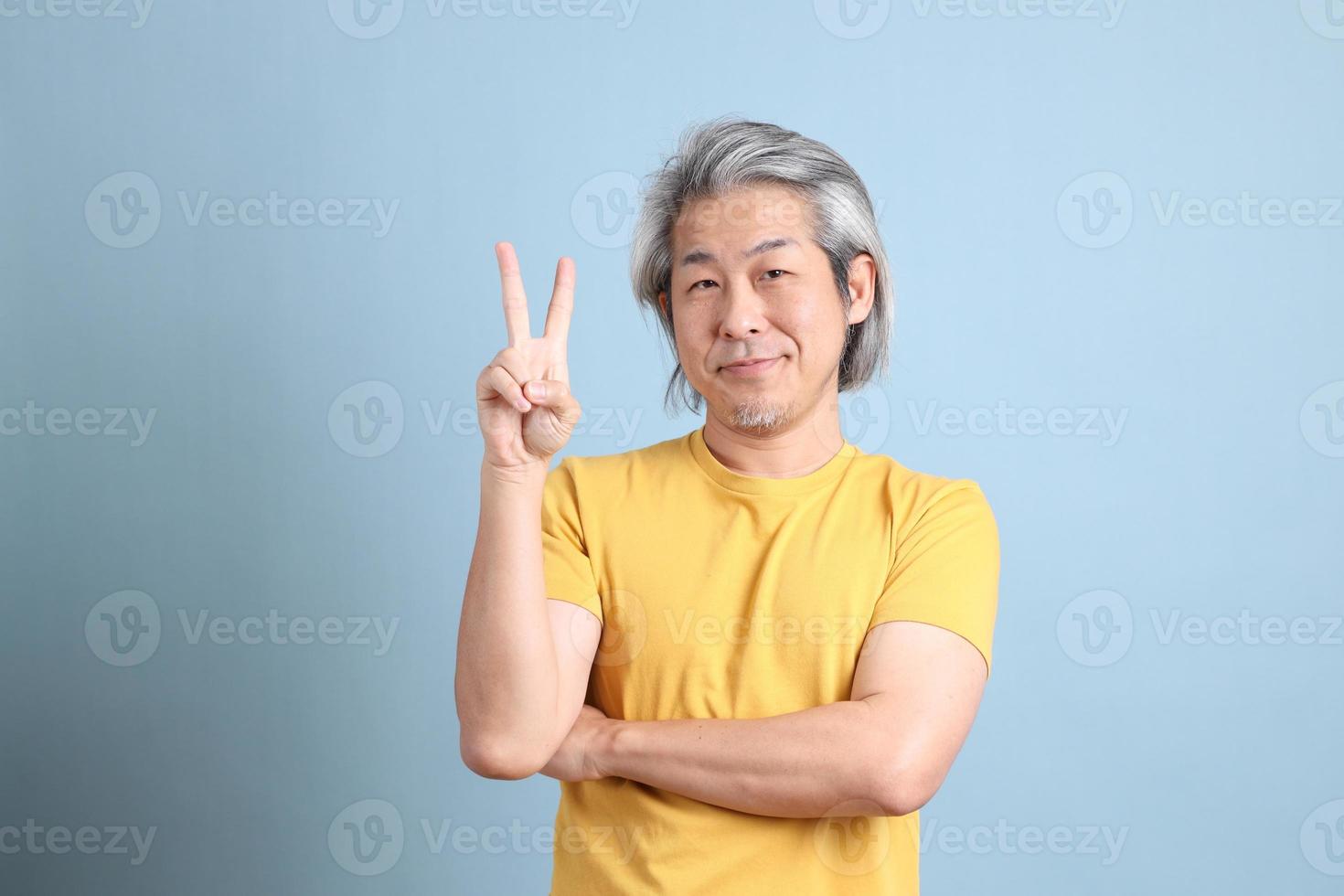 homme asiatique avec un t-shirt jaune photo