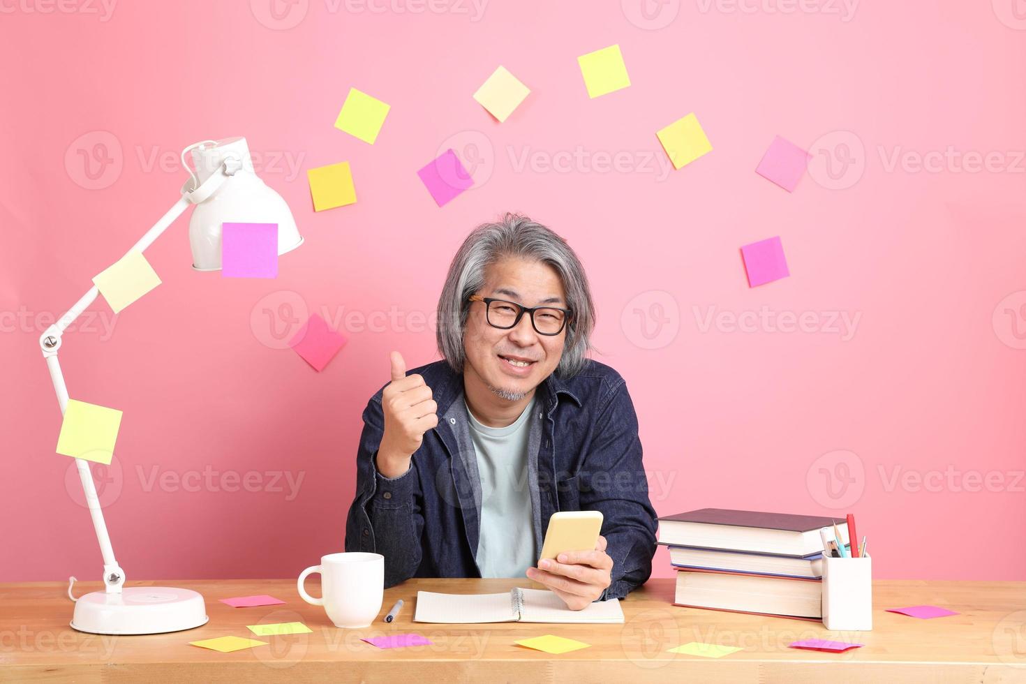 homme avec livre photo