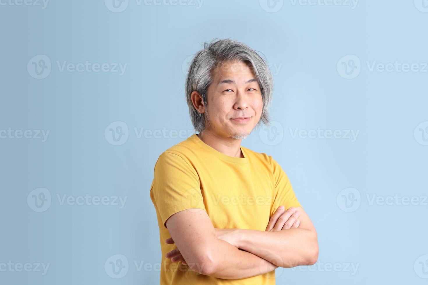 homme asiatique avec un t-shirt jaune photo