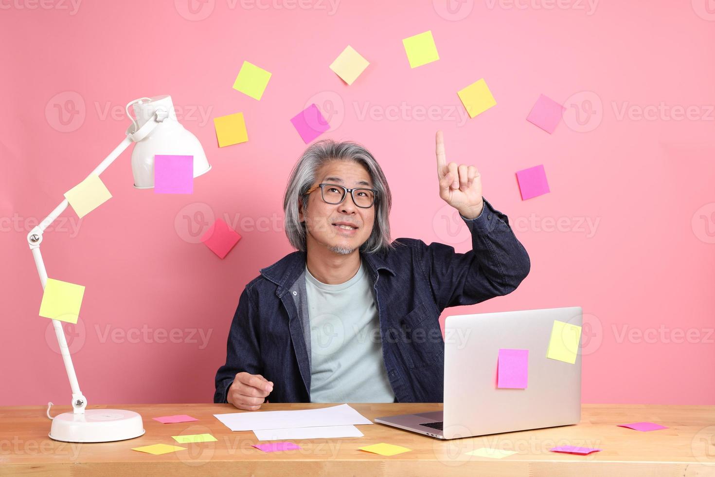 homme asiatique occupé photo