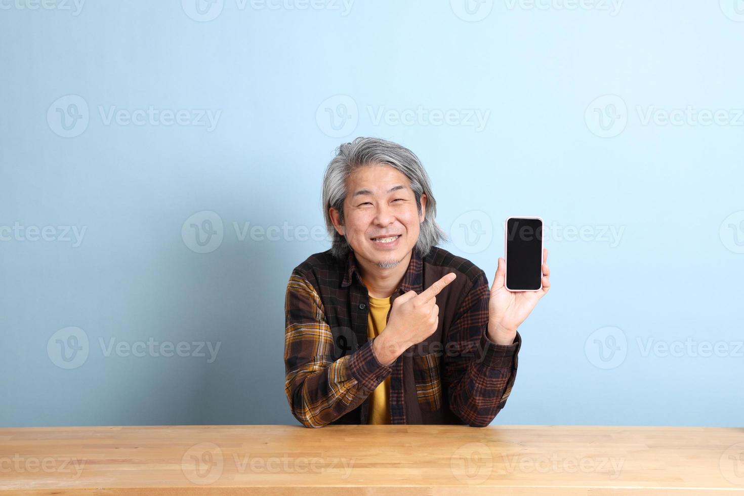 homme avec téléphone intelligent photo