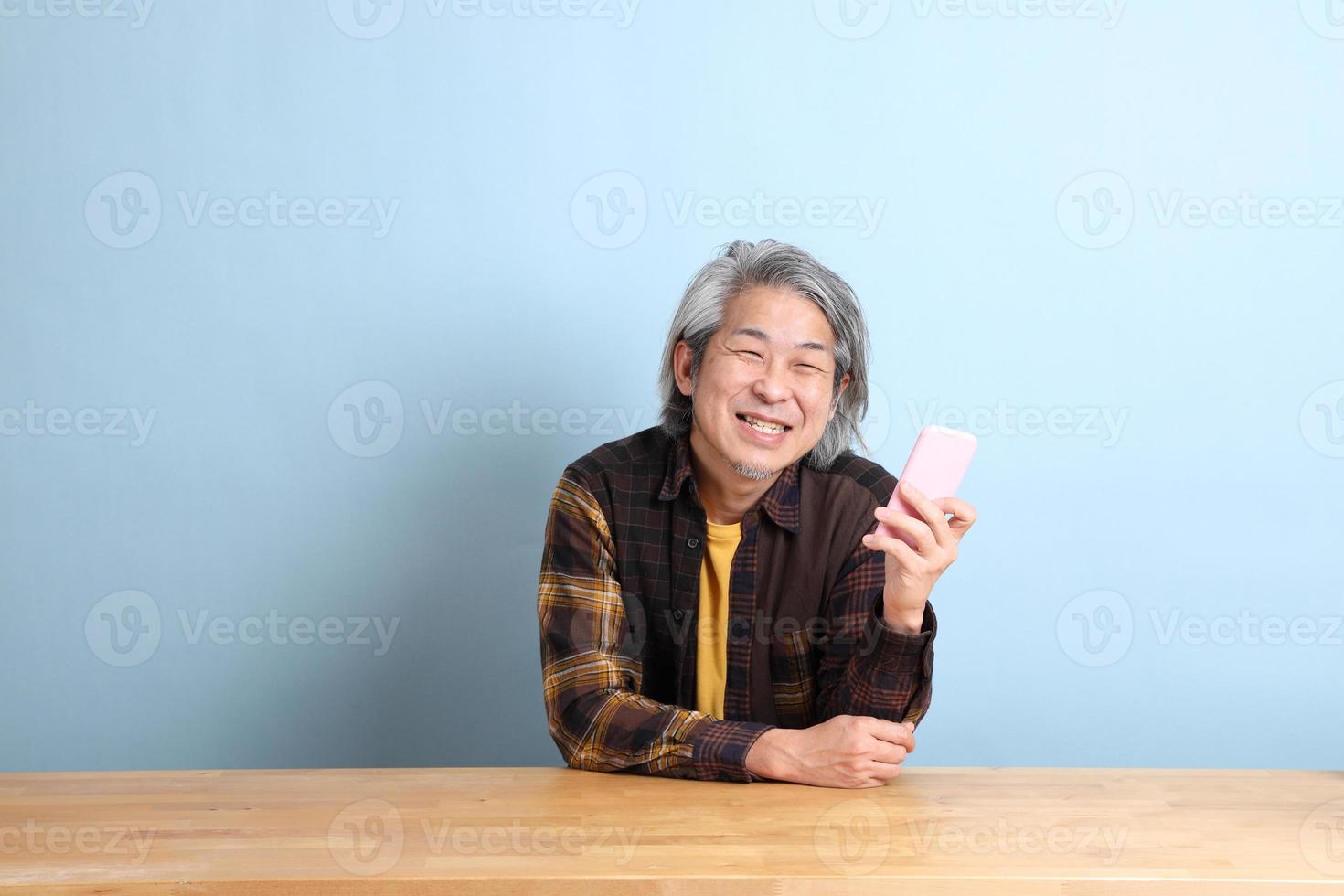 homme avec téléphone intelligent photo