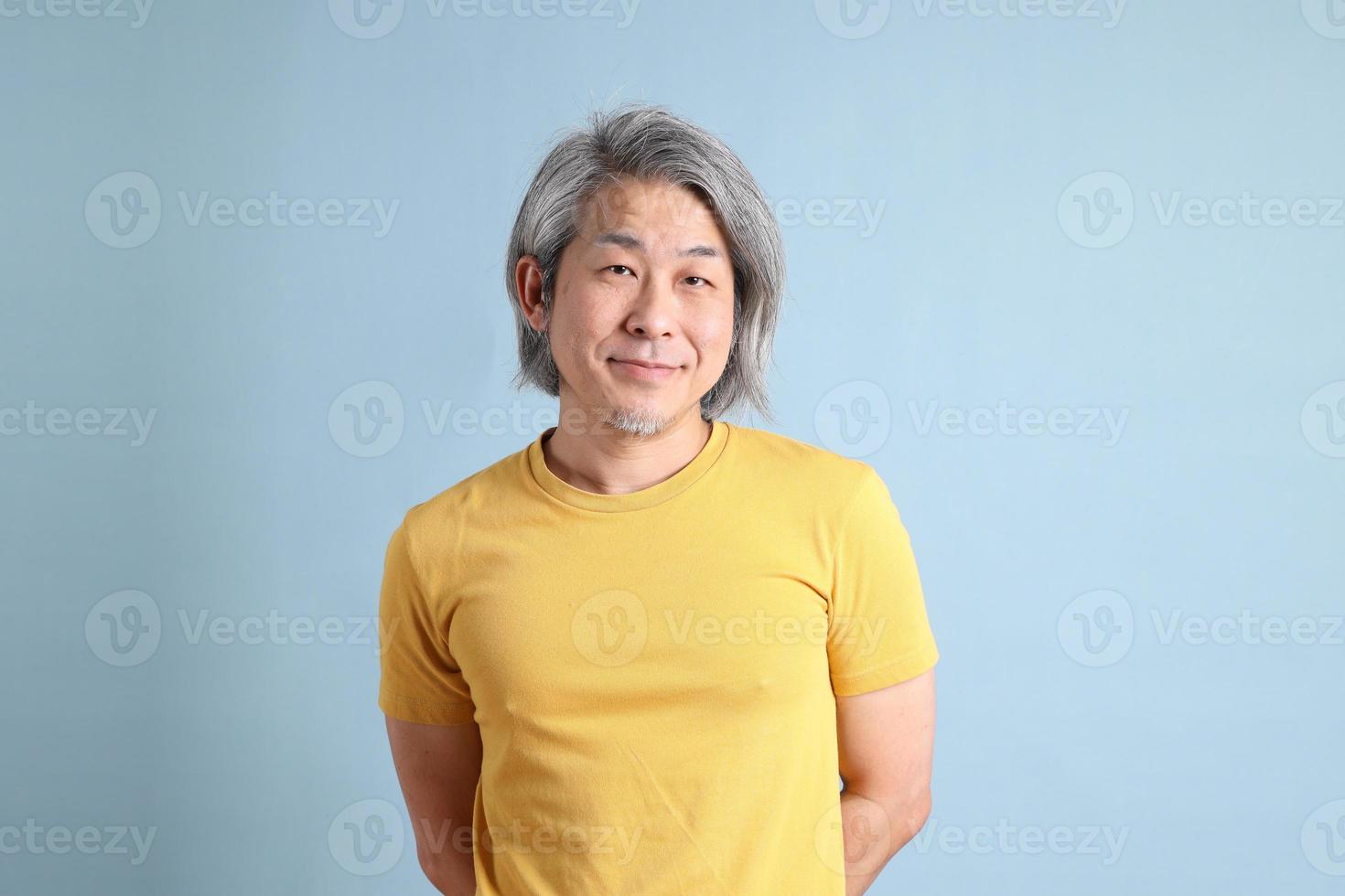 homme asiatique avec un t-shirt jaune photo