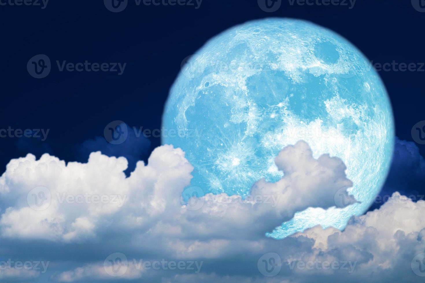 pleine lune bleue et ciel nuage silhouette blanche dans le ciel nocturne photo