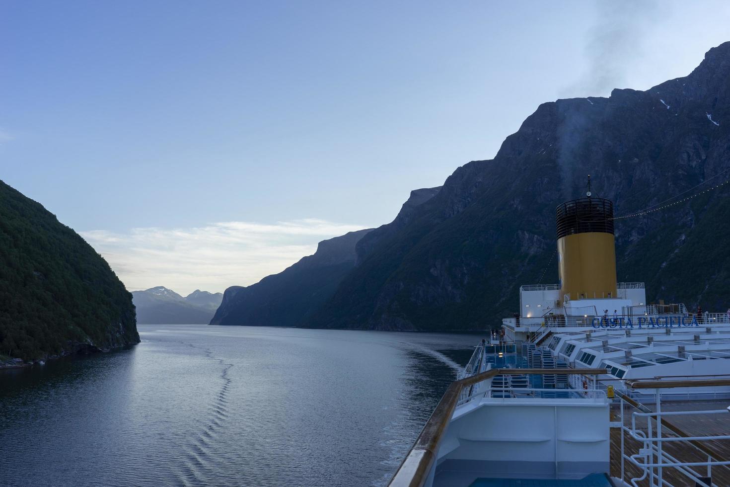 croisière dans le fjord de geiranger en norvège photo