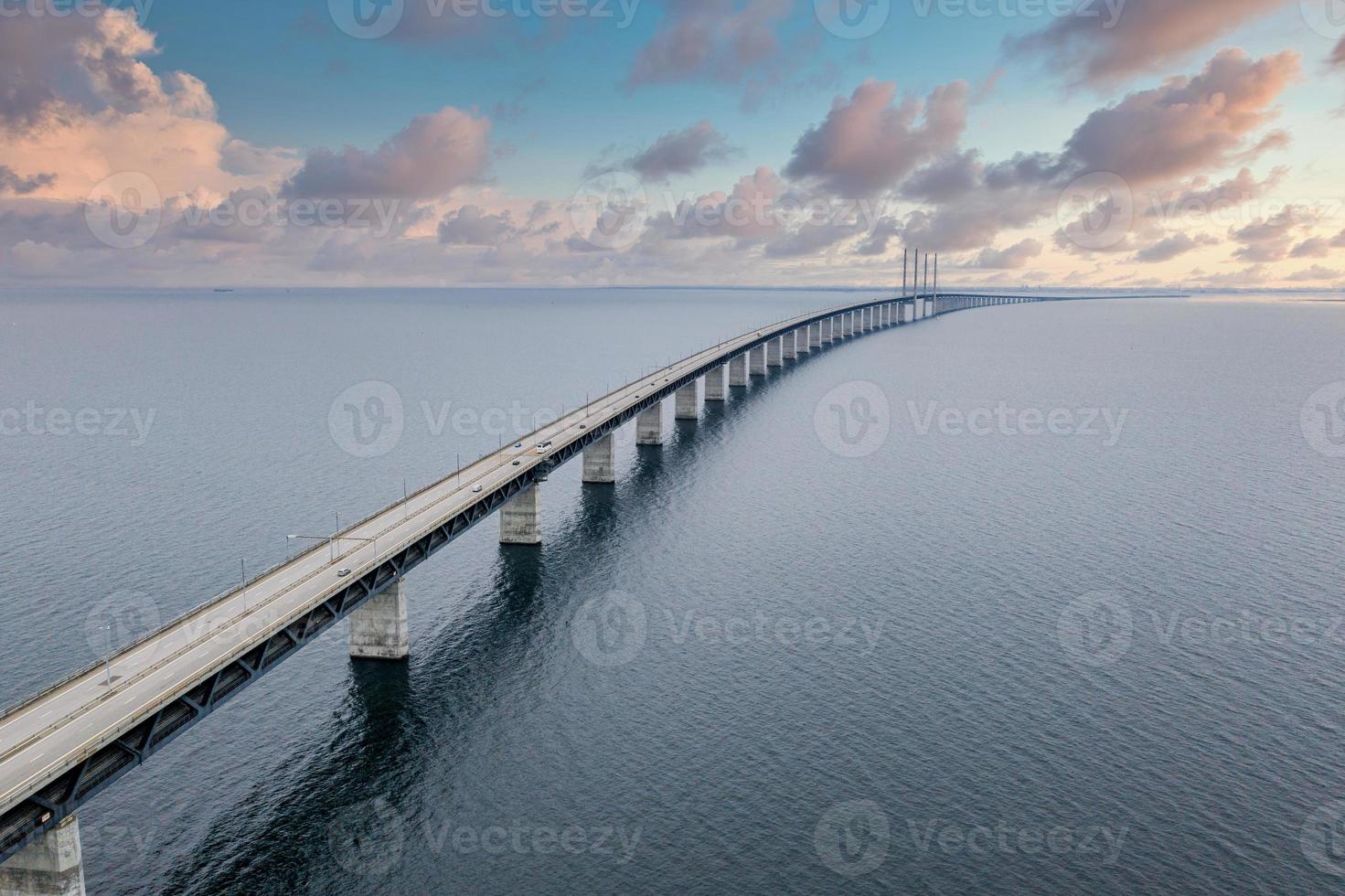 vue panoramique sur le pont de l'oresund au coucher du soleil sur la mer baltique photo