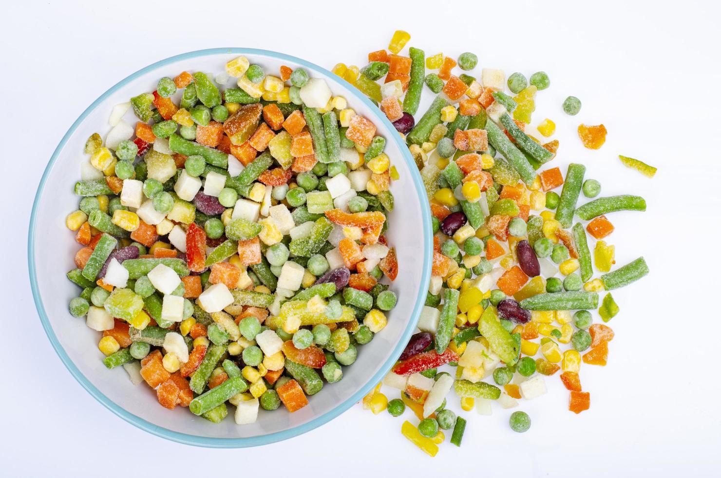 mélange de différents légumes surgelés, alimentation saine, conservation des vitamines. photographie de studio photo