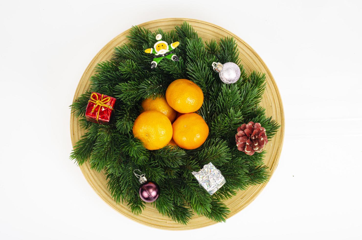 guirlande de noël avec mandarines et assiette. photographie de studio photo