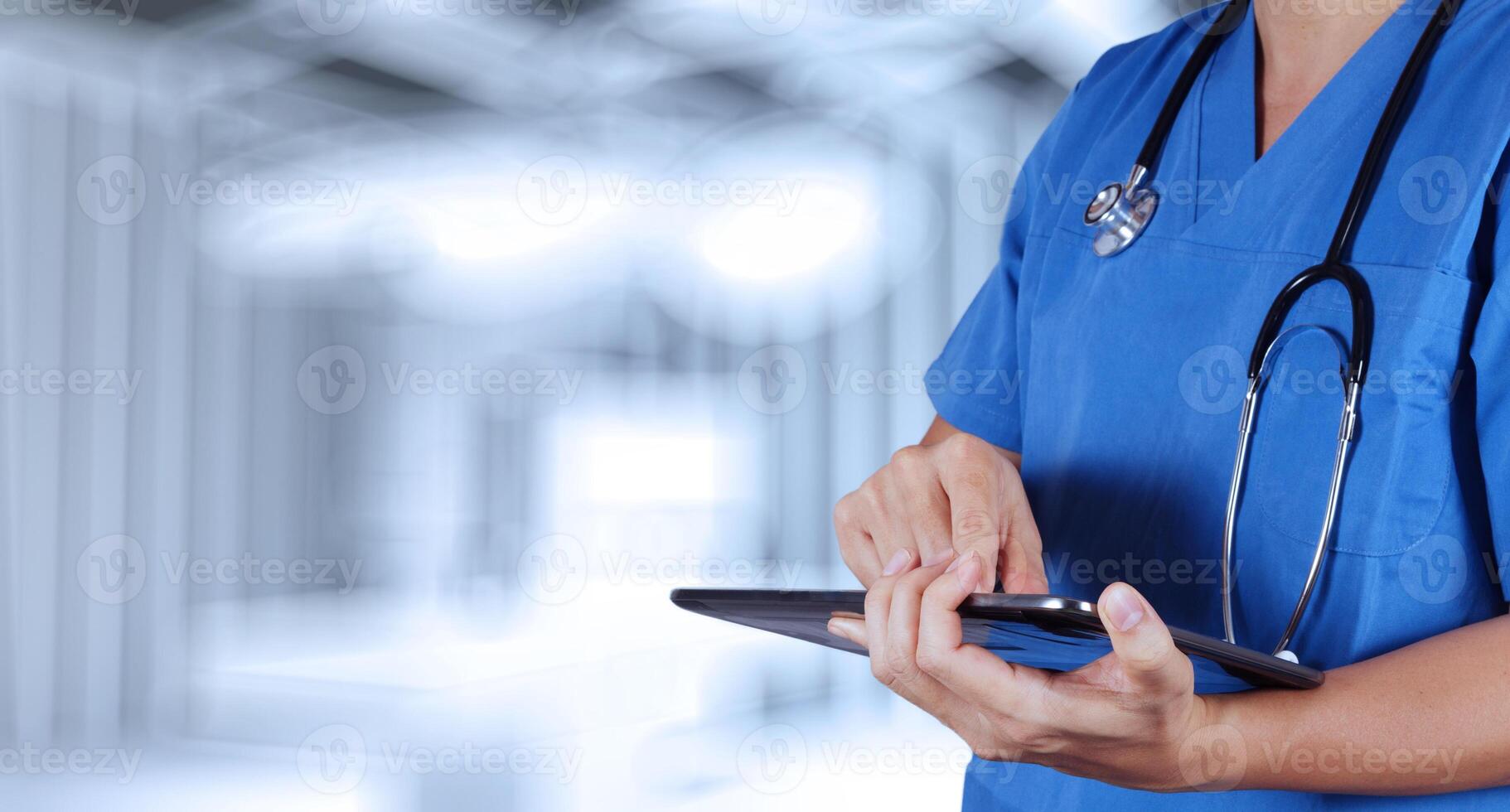 Succès intelligent docteur en médecine travaillant avec la salle d'opération comme concept photo