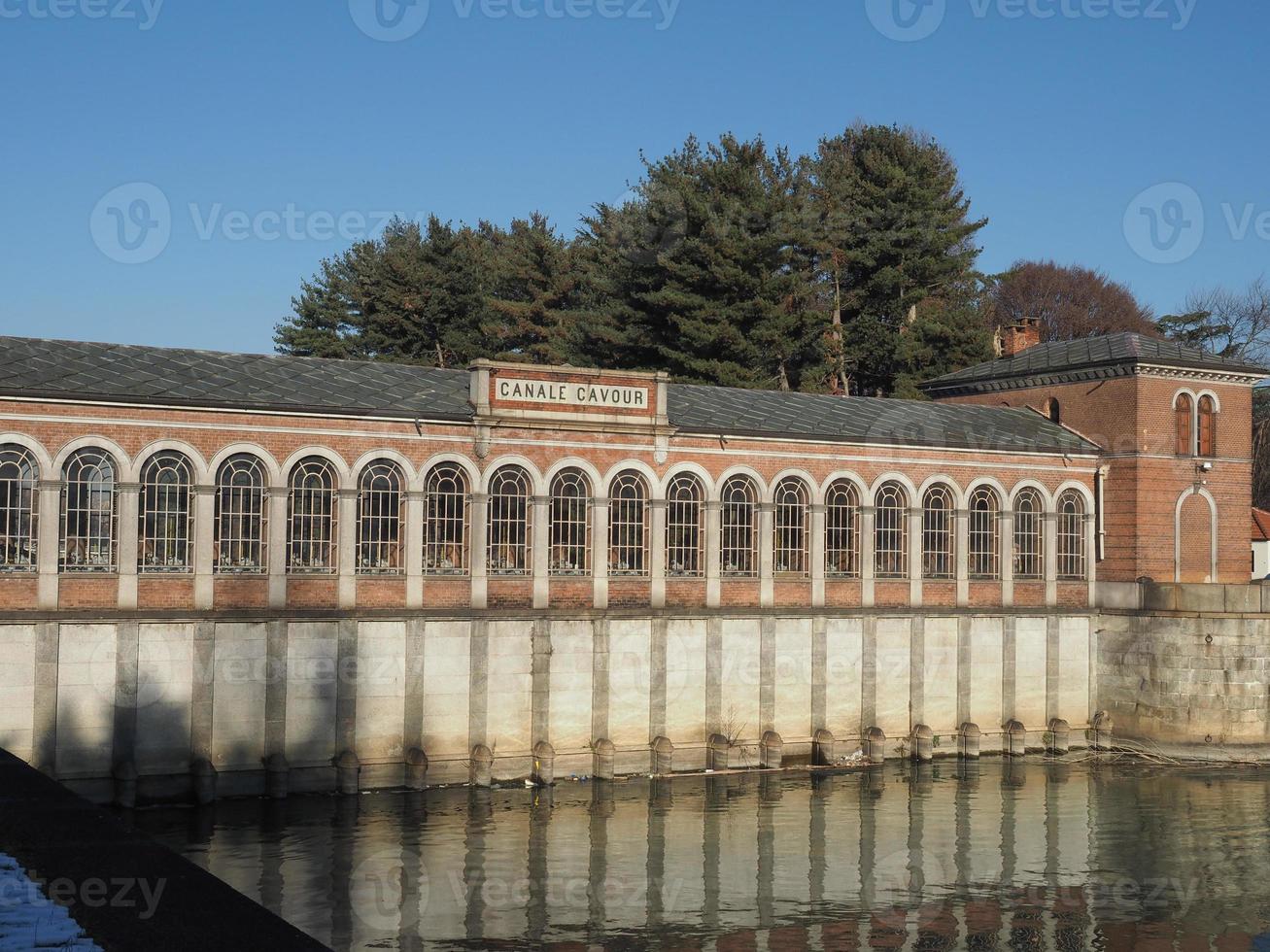 bâtiment à l'ouverture du canal canale cavour à chivasso photo