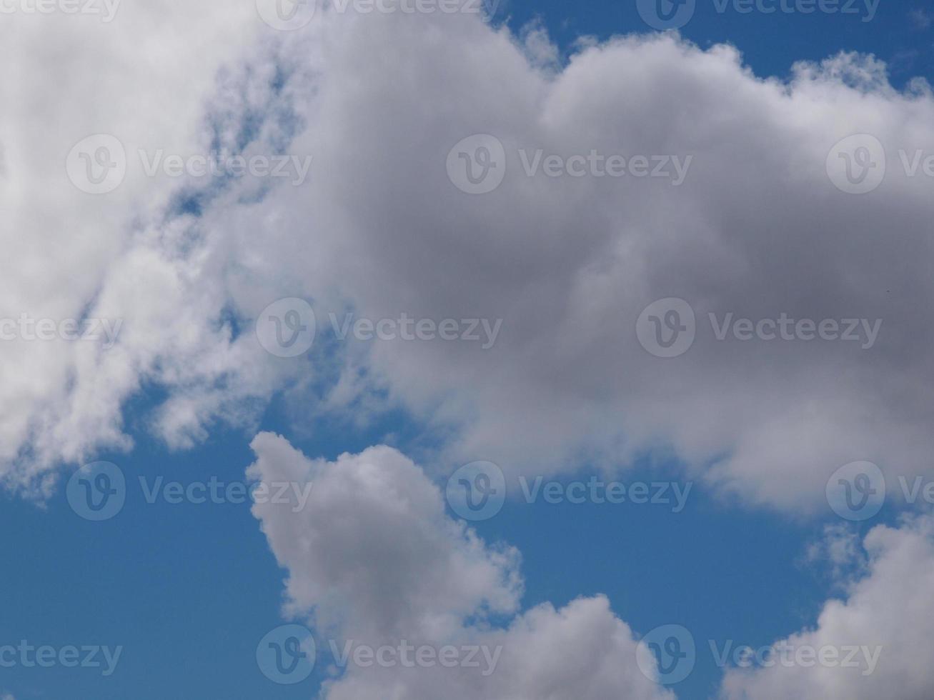 ciel bleu avec des nuages photo