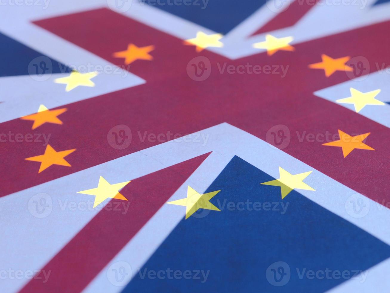 union jack et drapeau européen superposés photo