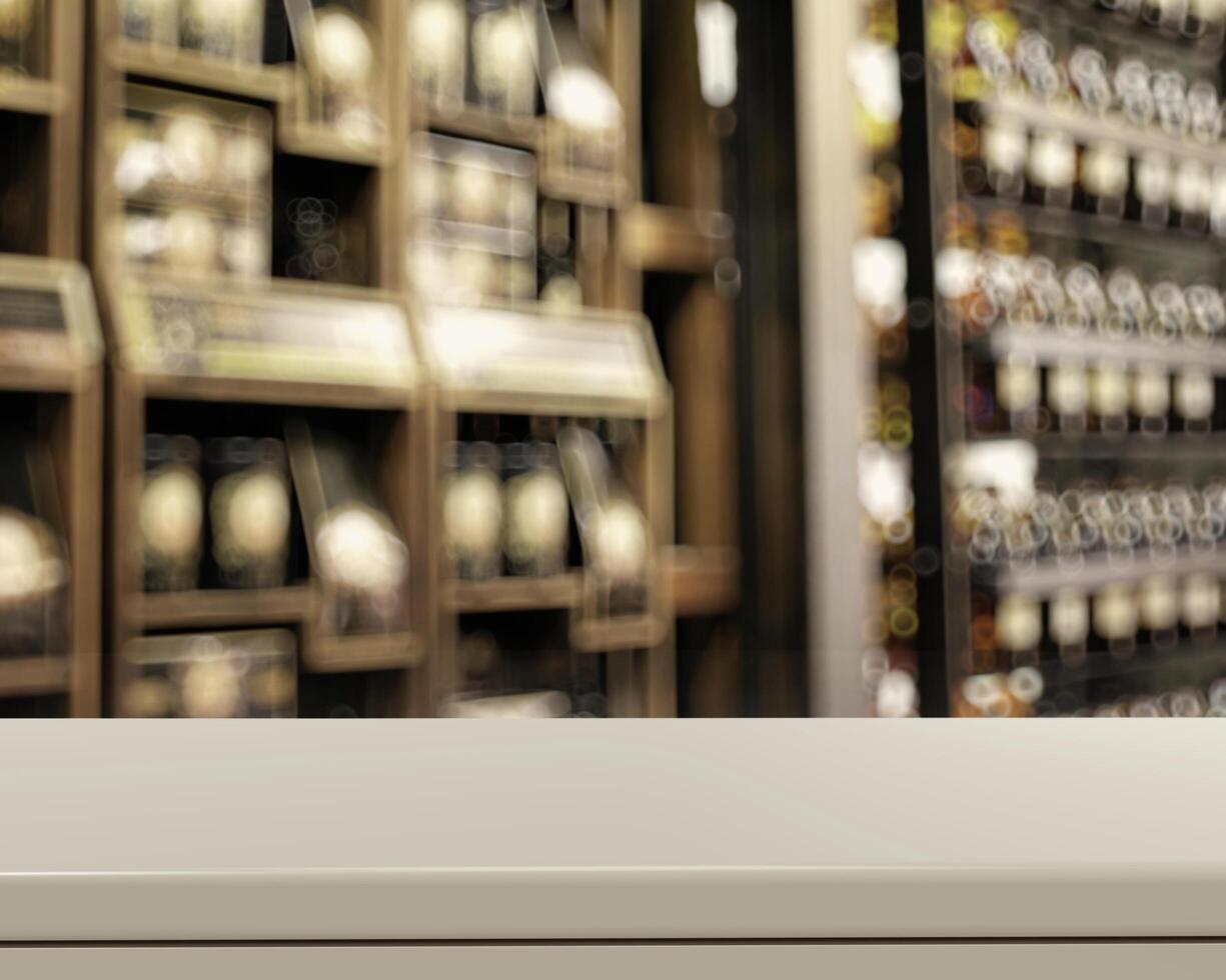 table vide et bouteille vintage floue avec fond bokeh, vitrine d'affichage du produit photo