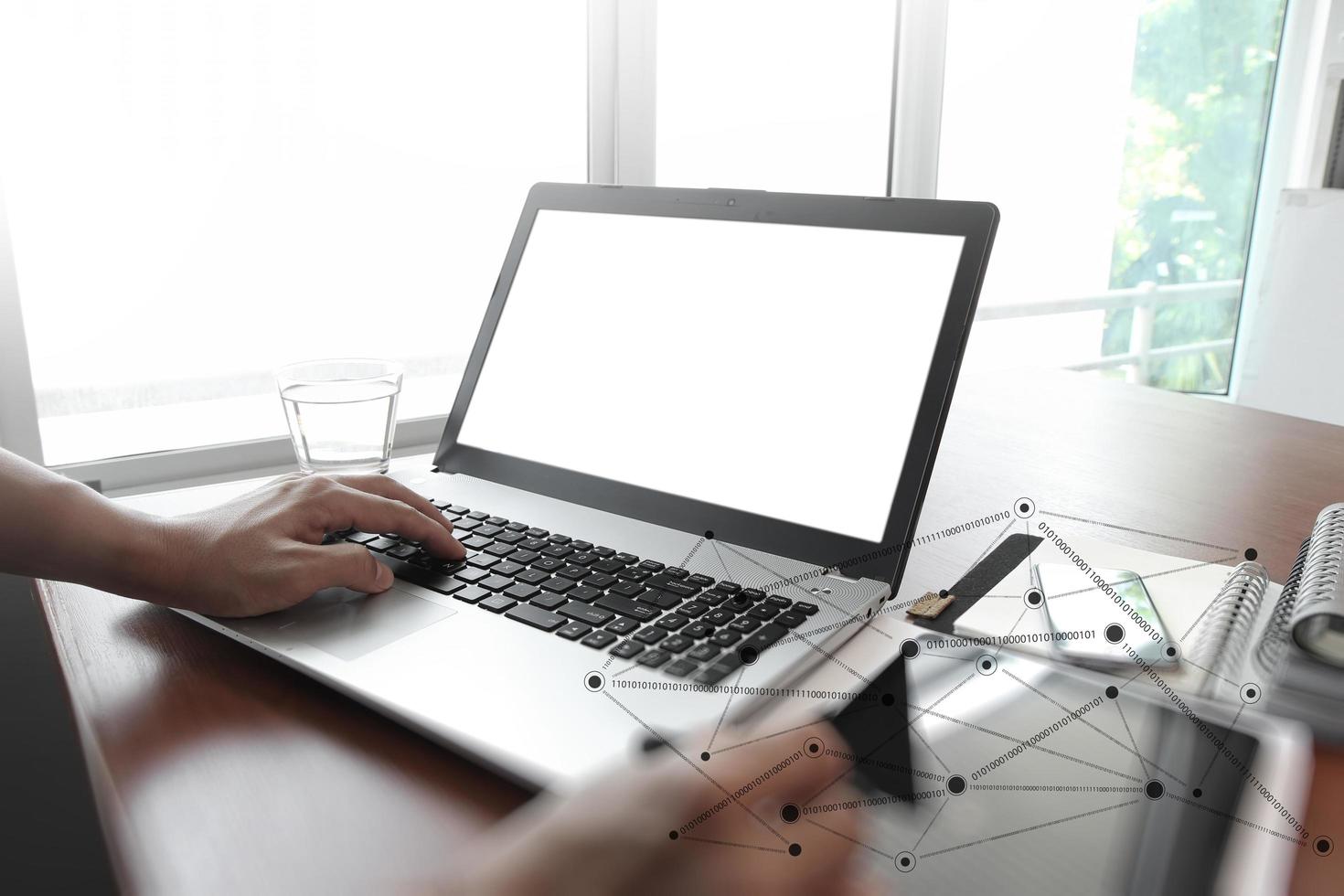 main de designer travaillant avec un stylet et une tablette numérique et un ordinateur portable sur un bureau en bois au bureau photo