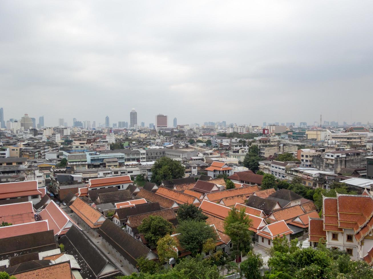 wat saket ratcha wora maha wihan bangkok thaïlande28 novembre 2018rama est le petit-fils du roi rama iii 17871851 a décidé de construire un chedi de dimensions énormes à l'intérieur de wat saket phu khao golden mountain photo