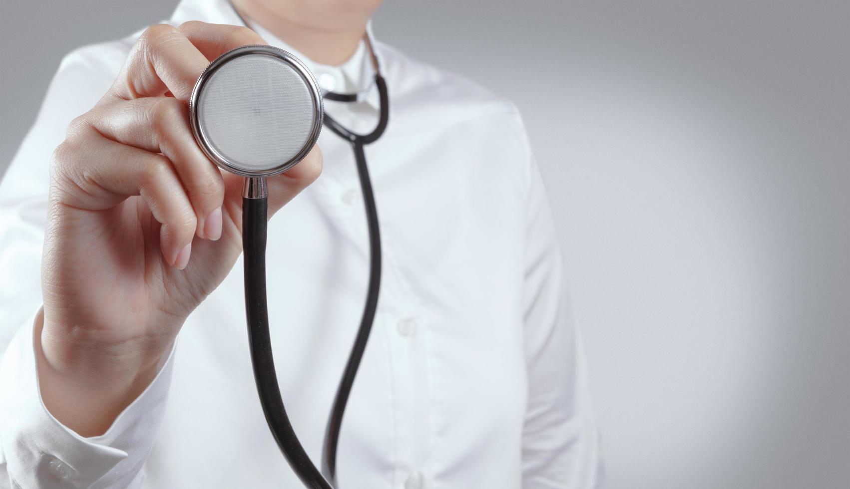 médecin avec un stéthoscope dans les mains photo